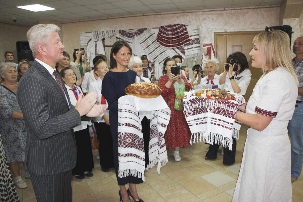 В Доме Дружбы народов Татарстана открылась выставка национального белорусского костюма и рушников