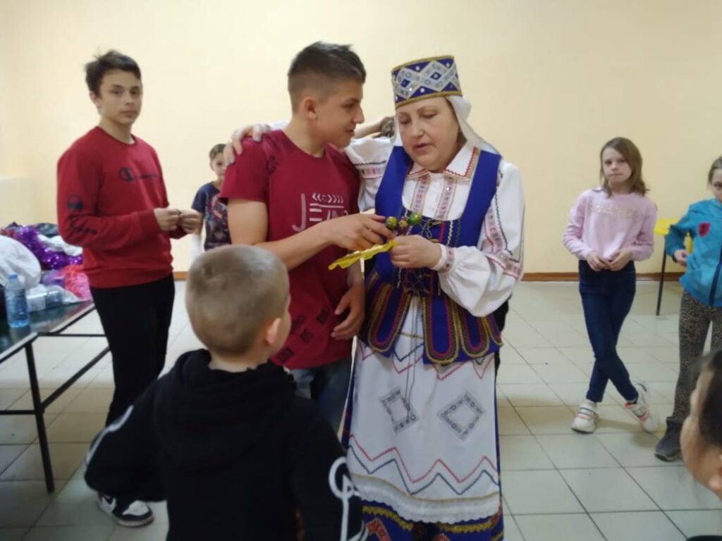 Дарагановский сельский клуб совместно с Белорусами Неклиновского района провели познавательно-развлекательную программу «Беларусь с ВАМИ!» для детей, эвакуированных из Донбасса