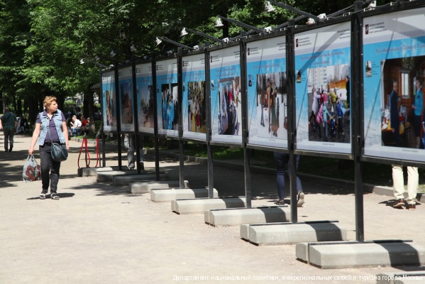 Фотовыставка на Гоголевском бульваре, посвященная социальным проектам новых православных приходов 