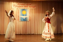 "Белорусочка" и "армяночка" по сюжету песни - две сестры... Звучала песня на беларусской мове и на армянском языке