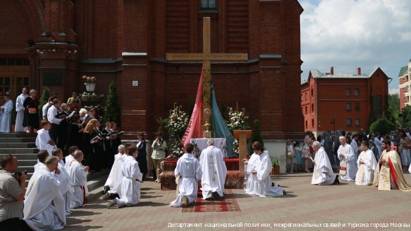 Католическое шествие, посвящённое празднику Пресвятых Тела и Крови Иисуса Христа