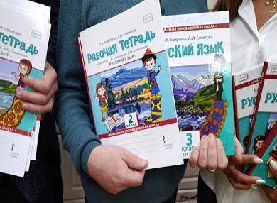 Тюменским школьникам-иностранцам подарили специальные учебники для изучения русского языка