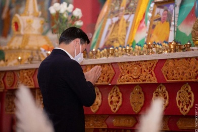 В честь начала священного месяц Үрс Сар в Центральном хуруле "Золотая обитель Будды Шакьямуни" прошел утренний молебен
