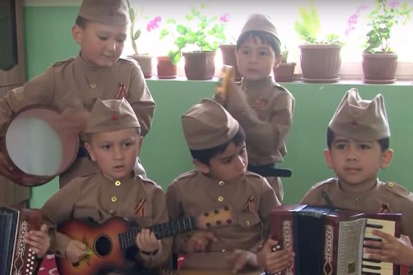 Таджикские дети из детского сада взорвали интернет, исполнив "Смуглянку"