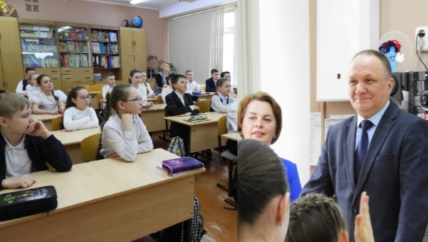 Министр национальной политики Роман Носков провёл «Разговоры о важном» с учащимися Коми национальной гимназии