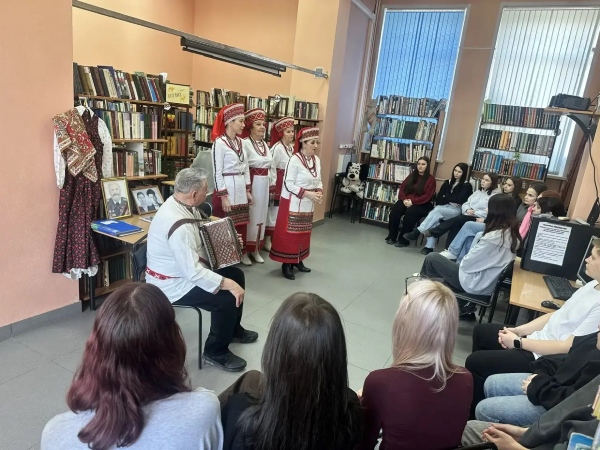 Молодежь Алтая познакомили с мордовской культурой