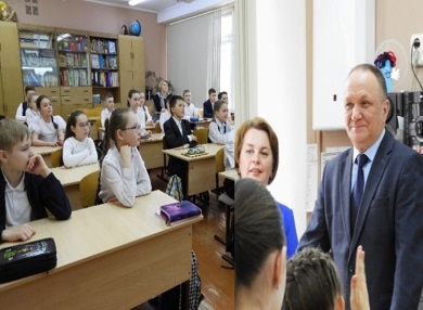 Министр национальной политики Роман Носков провёл «Разговоры о важном» с учащимися Коми национальной гимназии